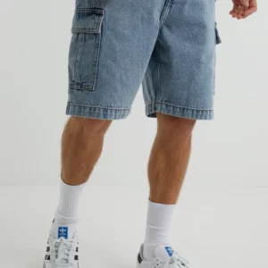 BAGGY DENIM CARGO JORTS IN BLUE